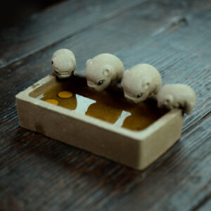 Чайна фігурка для чайного столу «Свинки біля води»